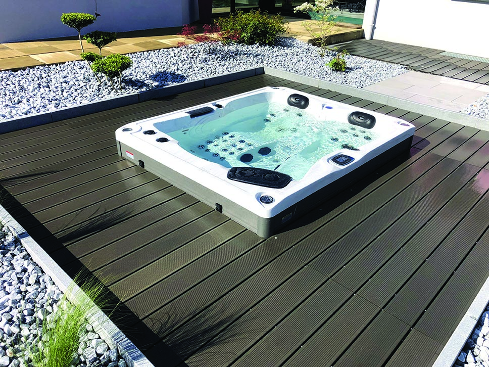 installation d'un spa sur une terrasse en composite