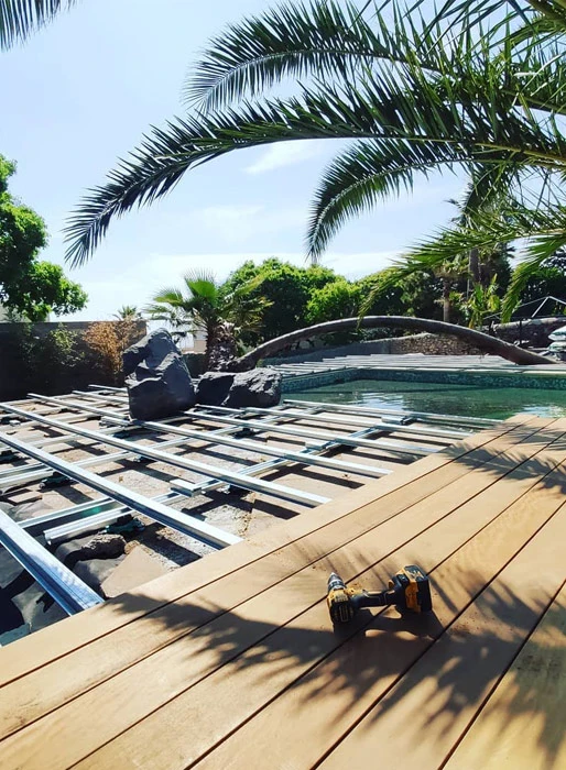 Partenaire de pose de terrasse en bois, céramique ou composite sur nos structures méttalliques