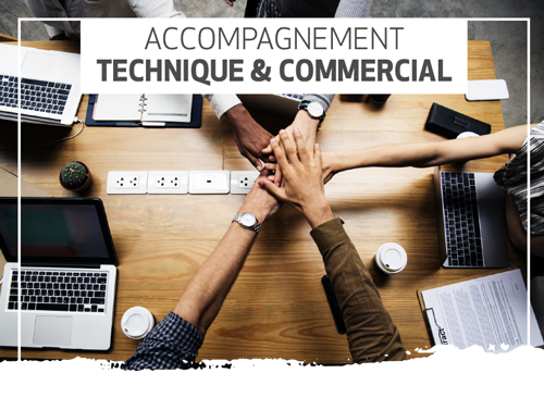 Accompagnement technique et commercial de Terrassteel : un partenaire reçoit des conseils techniques et commerciaux.