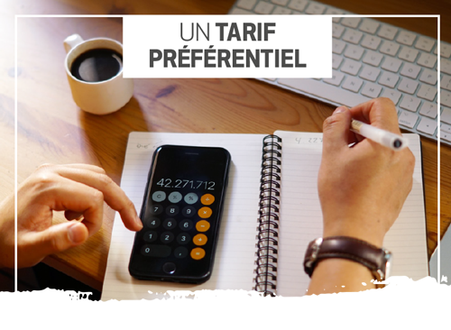Personne utilisant une calculatrice et un carnet pour faire ses comptes, symbolisant les économies réalisées avec le tarif préférentiel Terrassteel.