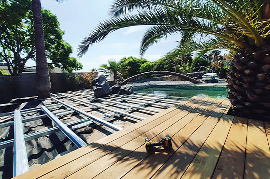 Structure de terrasse TERRASSTEEL® en acier galvanisé – adaptable à tous types de terrains