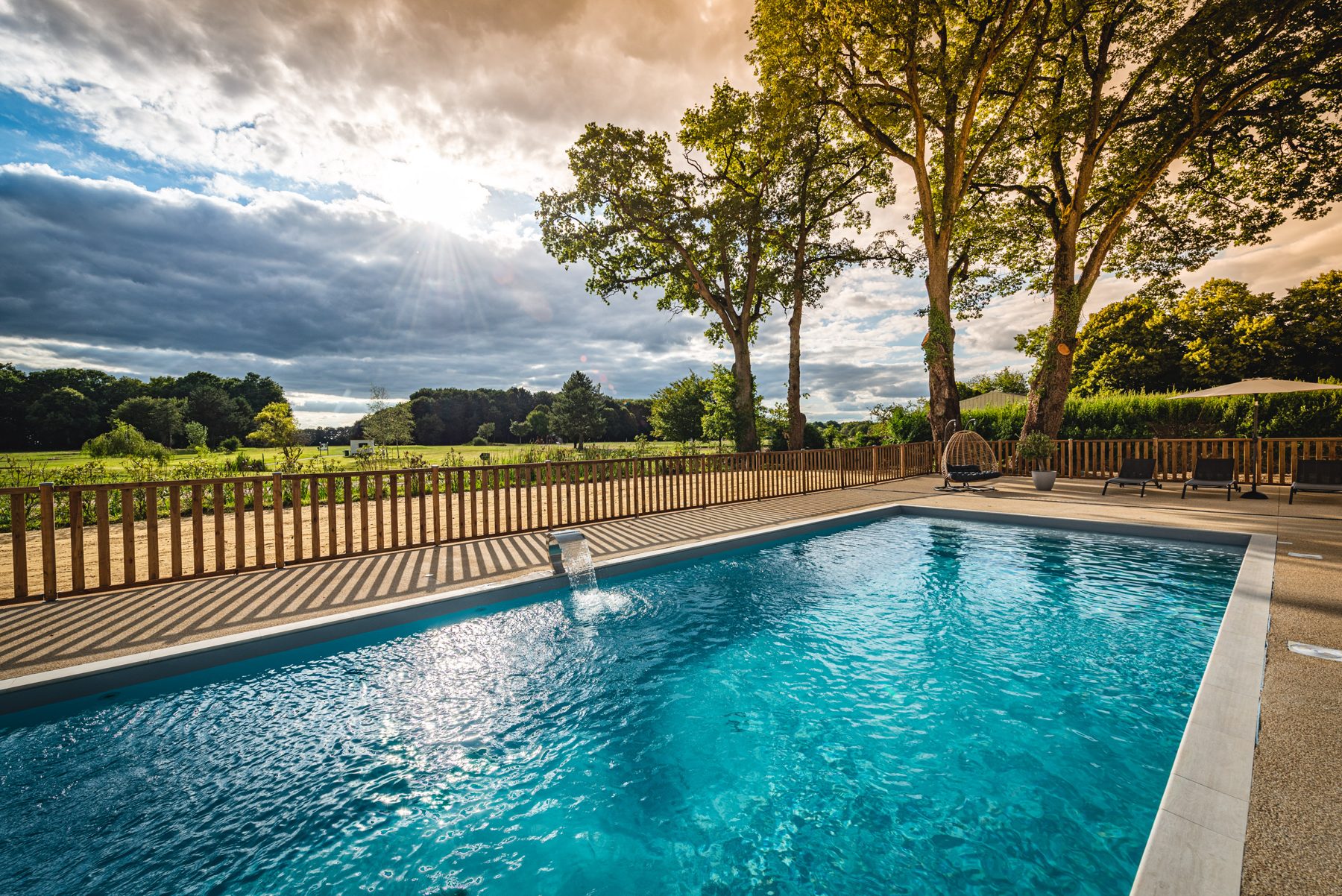 Piscine et terrasse au coucher du soleil