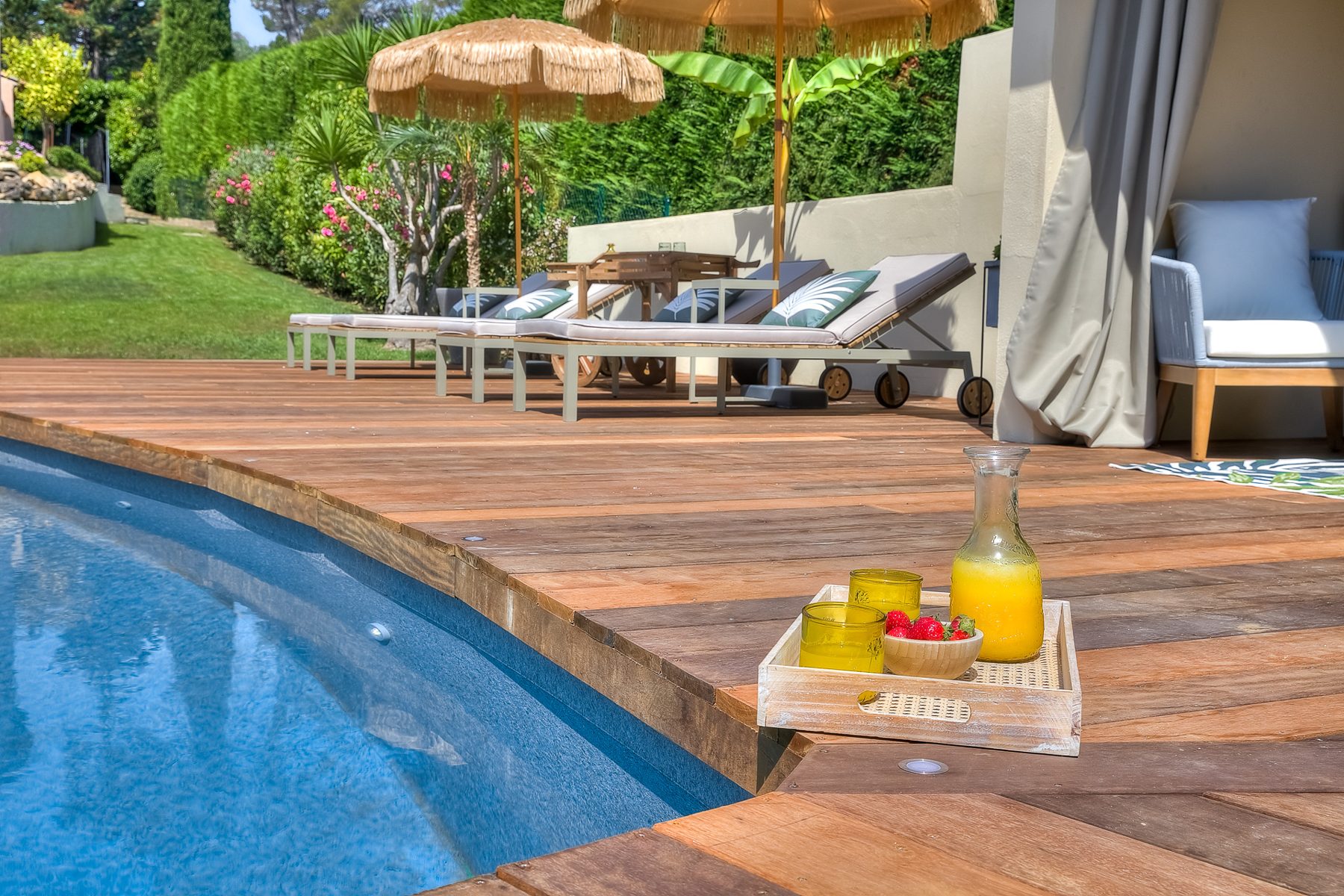 Margelle et terrasse bois au bord d'une piscine