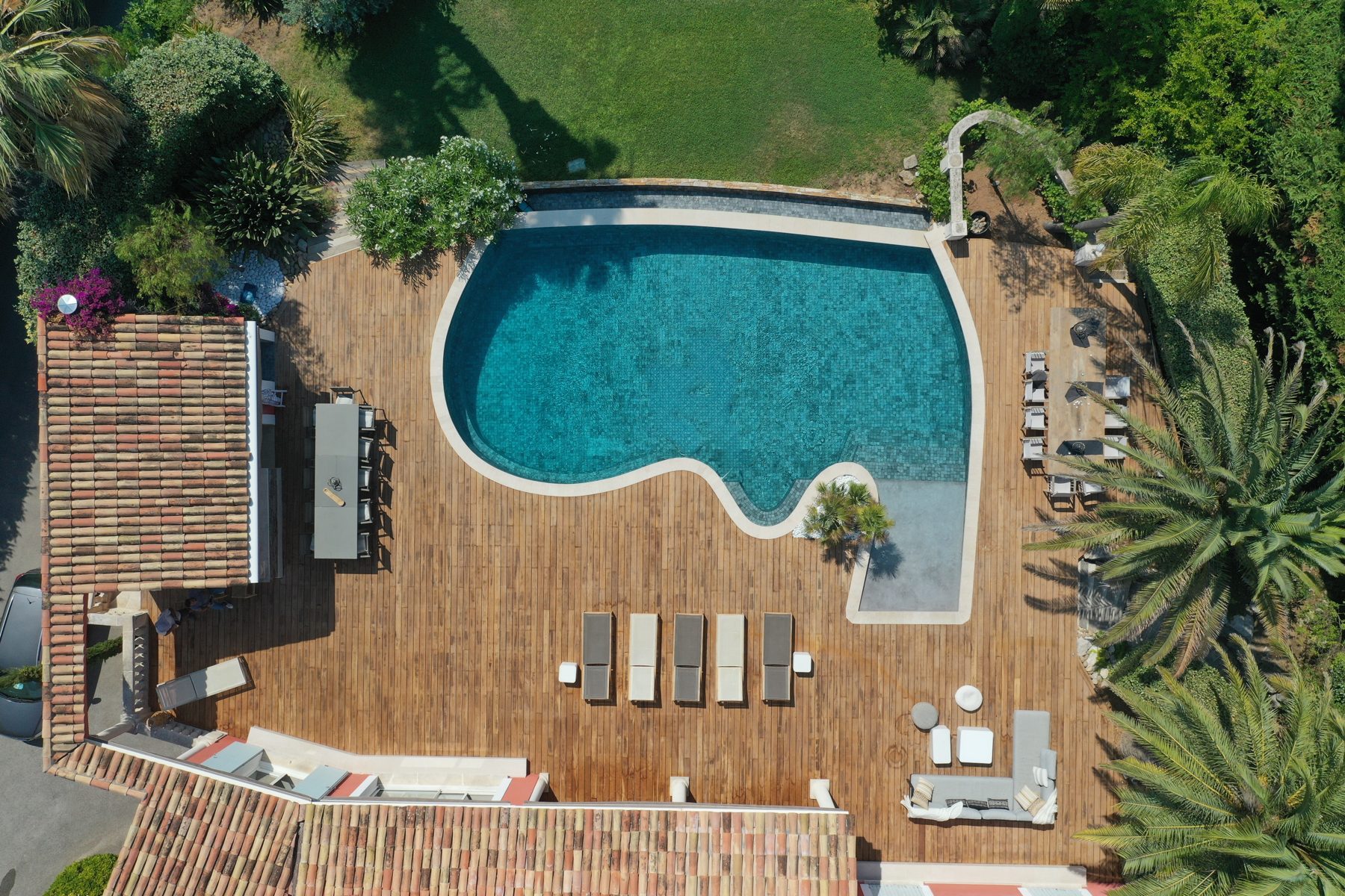 Vue aérienne d'une plage de piscine en bois autour d'un bassin