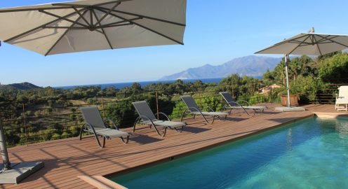 Terrasse en bois installée sur une structure métallique Oméga de Terrassteel