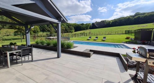 Terrasse en céramique montée sur une structure métallique Oméga de Terrassteel avec plots réglables